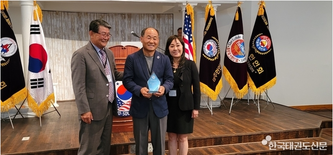 이강일 동문(체육학과 82학번)이 남중부 한인회로부터 태권도 관련 ‘영웅상(Hero Award)’을 수상했습니다.