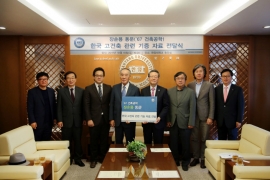 장순용 사마성건축 대표가 한국 전통 건축 관련 기증 자료를 전달하고 있다.