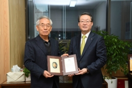 Park Chun-kyu, CEO of Sambo Construction Co., Ltd., generously donates 100 million won to the development fund